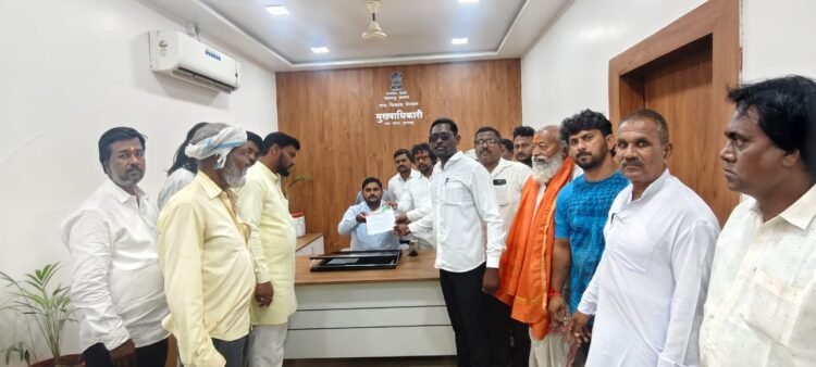 तुळजापुरात महापुरुषांच्या नावाच्या पाटीवर राजकीय नेत्यांची नावे; जनहित संघटनेचा आक्षेप, गुन्हा दाखल करण्याची मागणी