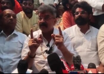 तुळजापुरात हाय व्होल्टेज ड्रामा: “मंदिराच्या दगडाला हात लावू देणार नाही,” आव्हाडांच्या इशाऱ्यानंतर भाजप-राष्ट्रवादी कार्यकर्ते भिडले