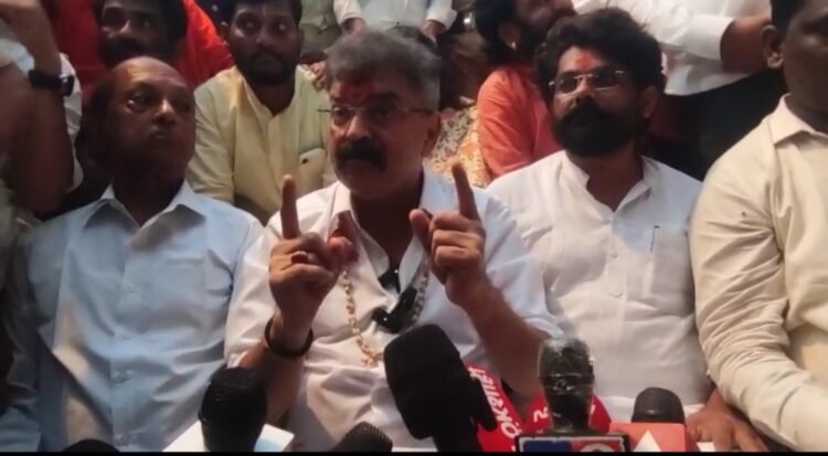 तुळजापुरात हाय व्होल्टेज ड्रामा: “मंदिराच्या दगडाला हात लावू देणार नाही,” आव्हाडांच्या इशाऱ्यानंतर भाजप-राष्ट्रवादी कार्यकर्ते भिडले