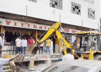 धाराशिवमध्ये मोठी कारवाई: जिजाऊ चौक परिसरातील १४३ अतिक्रमणे हटवली, रस्ता रुंदीकरणाचा मार्ग मोकळा