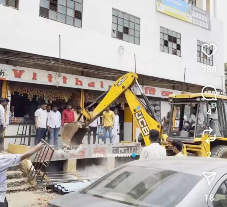 धाराशिवमध्ये मोठी कारवाई: जिजाऊ चौक परिसरातील १४३ अतिक्रमणे हटवली, रस्ता रुंदीकरणाचा मार्ग मोकळा