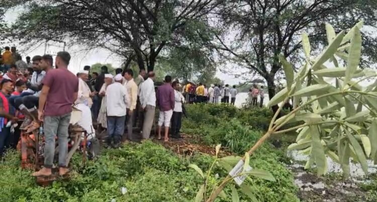 धाराशिव पूरस्थिती : मांजरा नदीच्या पुरात शेतकरी वाहून गेला; NDRF ची टीम घटनास्थळी दाखल, शोधकार्य युद्धपातळीवर