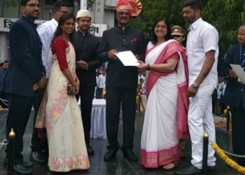 धाराशिव: चौकशीच्या फेऱ्यात असलेल्या तहसीलदारांचा पालकमंत्र्यांकडून सत्कार, सामाजिक कार्यकर्त्याचा तीव्र आक्षेप