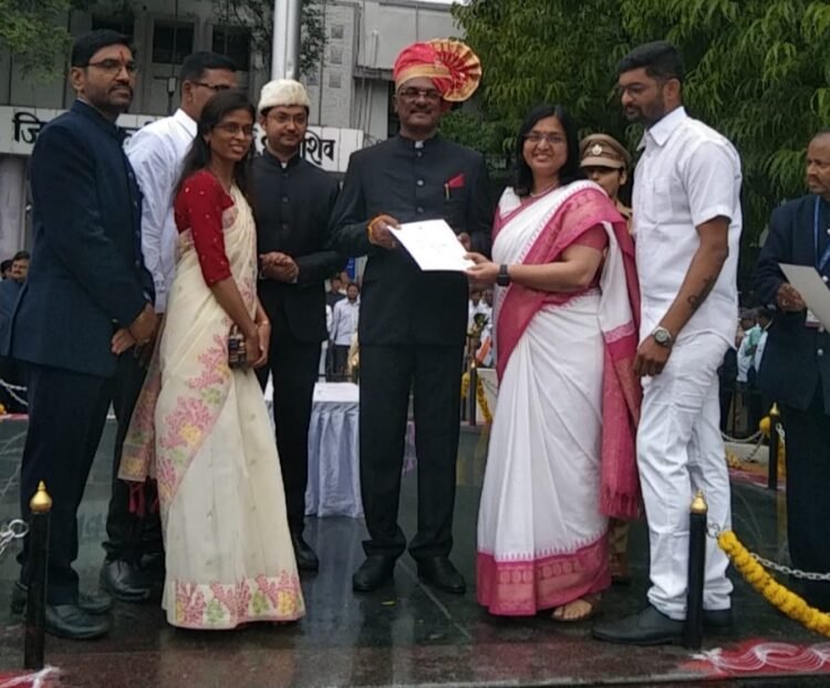 धाराशिव: चौकशीच्या फेऱ्यात असलेल्या तहसीलदारांचा पालकमंत्र्यांकडून सत्कार, सामाजिक कार्यकर्त्याचा तीव्र आक्षेप