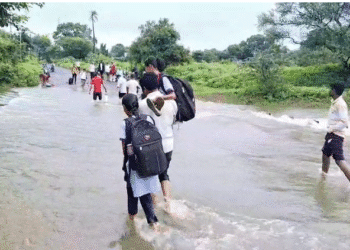 बारूळचा पूल: शिक्षण आणि शेतीचा जीवघेणा मार्ग; प्रशासनाला जाग कधी येणार?