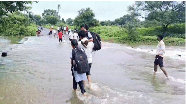 बारूळचा पूल: शिक्षण आणि शेतीचा जीवघेणा मार्ग; प्रशासनाला जाग कधी येणार?