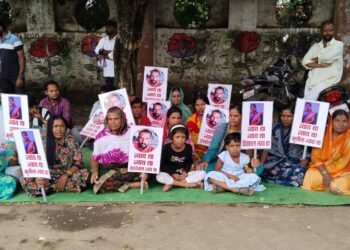 पवार दाम्पत्य हत्या प्रकरण: आरोपींना फाशी द्या, चिमुकल्या लेकींचा जिल्हाधिकारी कार्यालयासमोर टाहो