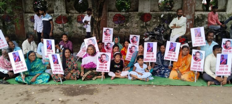 पवार दाम्पत्य हत्या प्रकरण: आरोपींना फाशी द्या, चिमुकल्या लेकींचा जिल्हाधिकारी कार्यालयासमोर टाहो