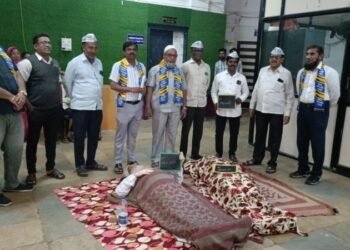 धारशिव: प्रशासनाच्या घोरण्याला ‘आप’चा घंटानाद! मुख्याधिकारी दालनासमोर कार्यकर्त्यांनी काढल्या झोपा