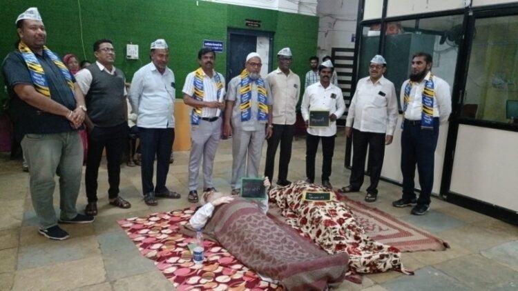 धारशिव: प्रशासनाच्या घोरण्याला ‘आप’चा घंटानाद! मुख्याधिकारी दालनासमोर कार्यकर्त्यांनी काढल्या झोपा