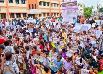 खड्ड्यांच्या त्रासाला कंटाळून धाराशिवकर रस्त्यावर; प्रशासनाकडून लेखी आश्वासनानंतर आंदोलन मागे