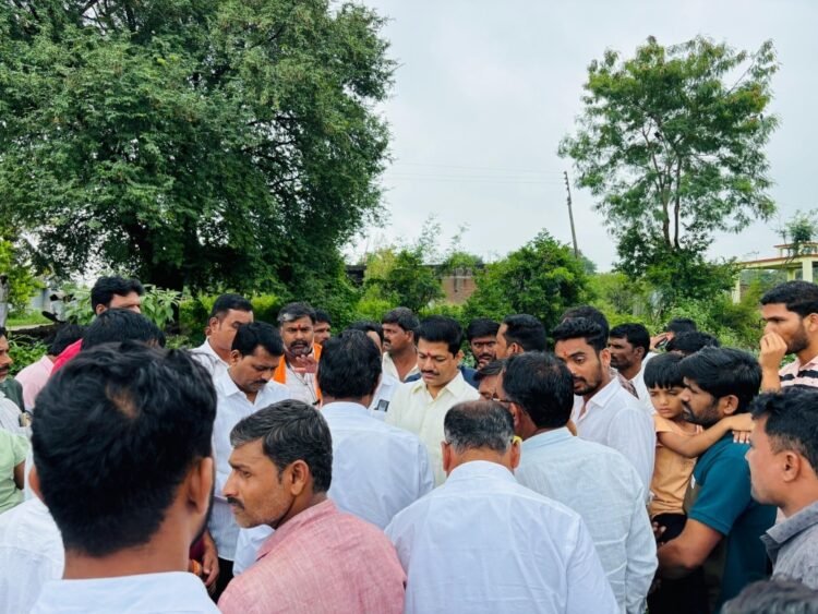 “शेतकऱ्यांच्या डोळ्यांतील अश्रू पाहून मन हेलावलं, सरकारने तात्काळ मदत न दिल्यास रस्त्यावर उतरू”