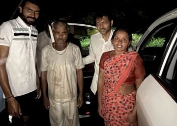 खासदार ओमराजे निंबाळकर स्वतः पुरात उतरले; मध्यरात्रीपासून घराच्या छतावर अडकलेल्या कुटुंबाला वाचवले