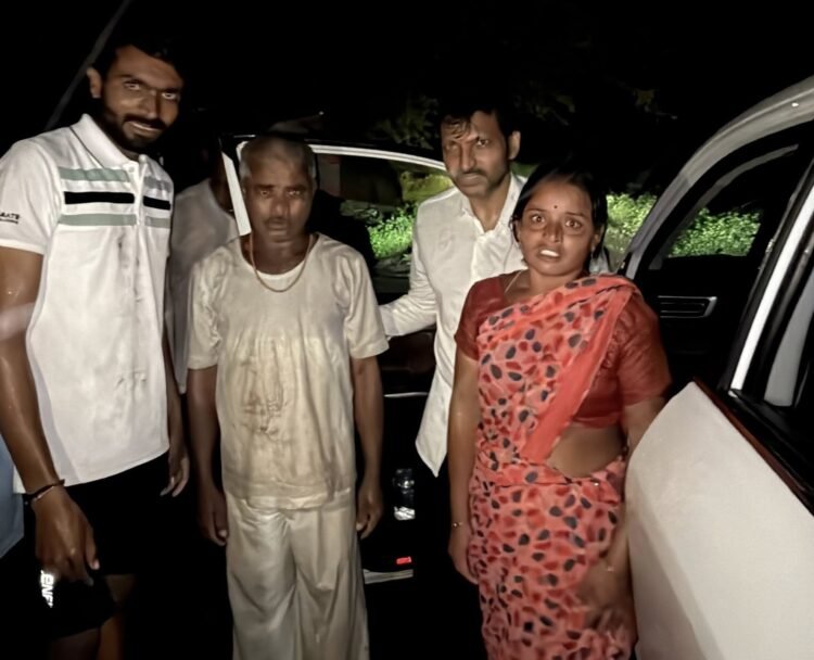 खासदार ओमराजे निंबाळकर स्वतः पुरात उतरले; मध्यरात्रीपासून घराच्या छतावर अडकलेल्या कुटुंबाला वाचवले