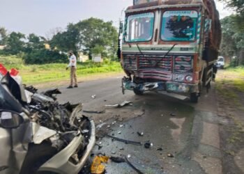 नळदुर्गजवळ भीषण अपघात, दोघांचा मृत्यू, तिघे गंभीर जखमी