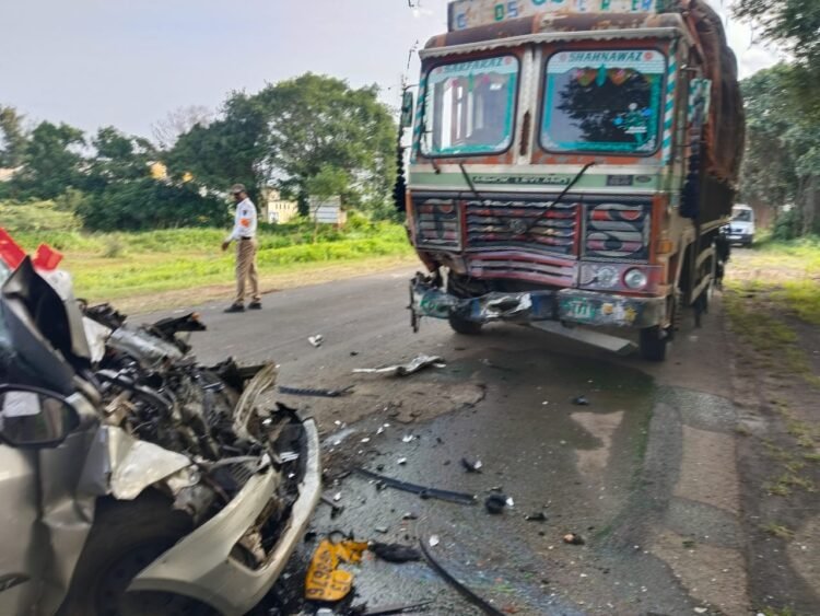 नळदुर्गजवळ भीषण अपघात, दोघांचा मृत्यू, तिघे गंभीर जखमी