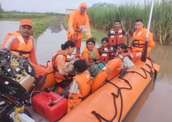 परंडा तालुक्यात अतिवृष्टी: एनडीआरएफच्या पथकाने दोन महिन्यांच्या बाळासह ९ जणांना वाचवले