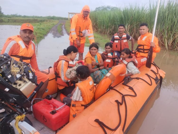परंडा तालुक्यात अतिवृष्टी: एनडीआरएफच्या पथकाने दोन महिन्यांच्या बाळासह ९ जणांना वाचवले