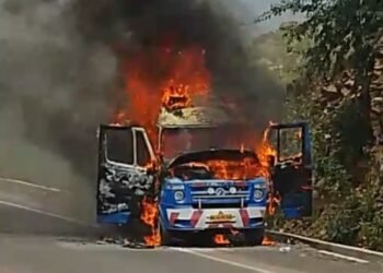 भररस्त्यात ॲम्बुलन्स जळून खाक, वाहतूक ठप्प