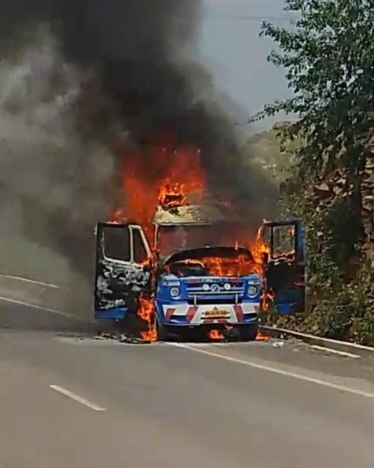 भररस्त्यात ॲम्बुलन्स जळून खाक, वाहतूक ठप्प