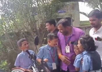 शिक्षकाच्या बदलीने विद्यार्थी झाले भावुक; “सर, आमच्या शाळेतून जाऊ नका” म्हणत फोडला टाहो