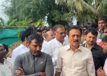 “फोटो काढायला आलात का?”; पूरग्रस्त शेतकऱ्यांचा मंत्री गिरीश महाजन यांना थेट सवाल!