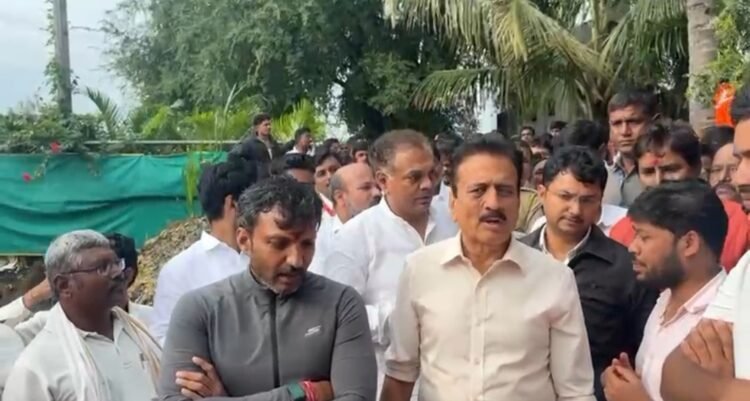 “फोटो काढायला आलात का?”; पूरग्रस्त शेतकऱ्यांचा मंत्री गिरीश महाजन यांना थेट सवाल!