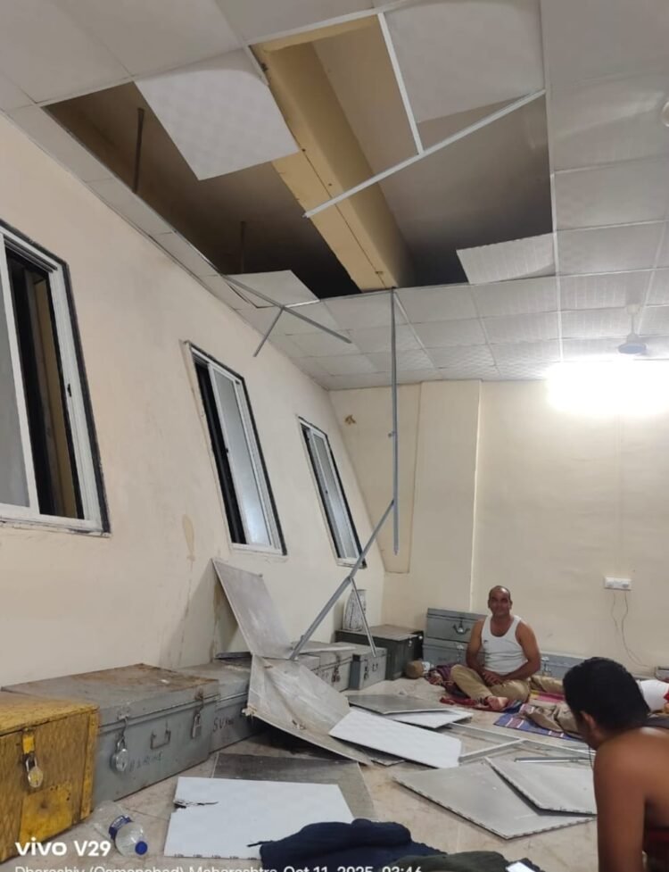 धाराशिव येथील नव्या बस स्थानकाचे सिलिंग कोसळले, मोठी दुर्घटना टळली; निकृष्ट कामामुळे १० कोटी रुपये पाण्यात?