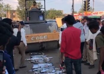 बुलेटराजांना दणका! कर्णकर्कश आवाज करणाऱ्या ५० सायलेन्सरवर फिरवला रोड रोलर