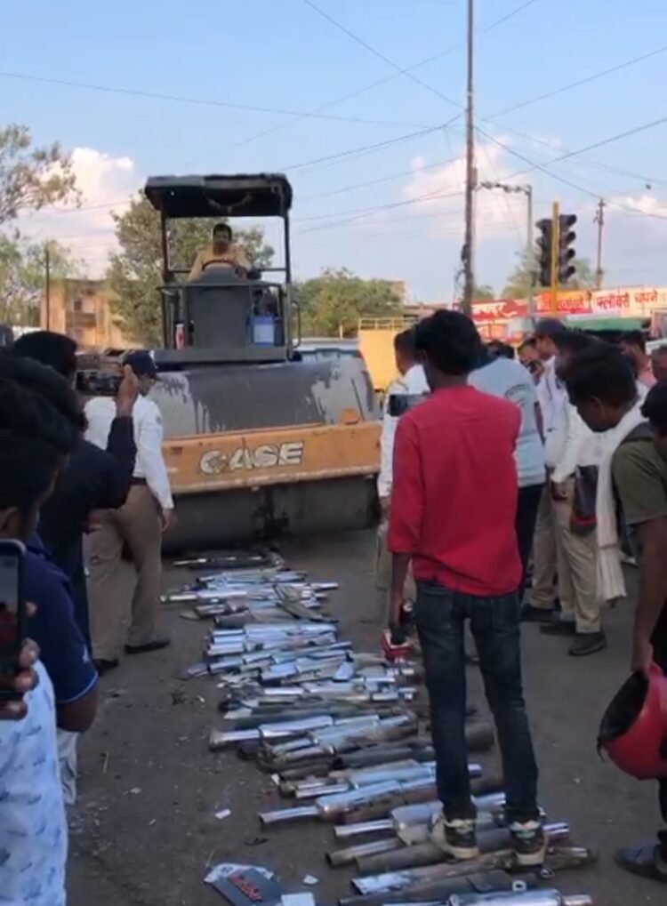 बुलेटराजांना दणका! कर्णकर्कश आवाज करणाऱ्या ५० सायलेन्सरवर फिरवला रोड रोलर