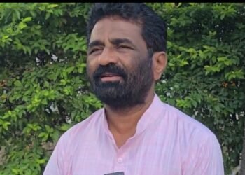 ‘चप्पल’ पुराण! कधी चप्पल फेकून, तर कधी चप्पल सोडून… शेतकऱ्यांसाठी पाटलांचा ‘अनवाणी’ एल्गार!