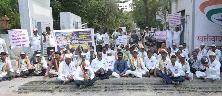 राष्ट्रवादीची ‘काळी दिवाळी’; तोकड्या मदतीच्या निषेधार्थ जिल्हाधिकारी कार्यालयासमोर काळे फुगे फोडले