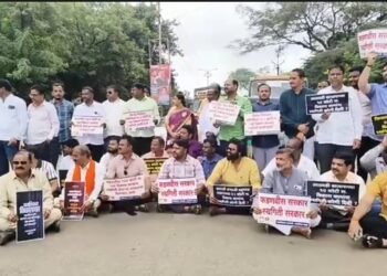 आमदार-पालकमंत्र्यांच्या वादात १४० कोटींची रस्ते कामे रखडली; धाराशिवमध्ये महाविकास आघाडीचा ‘रास्ता रोको’