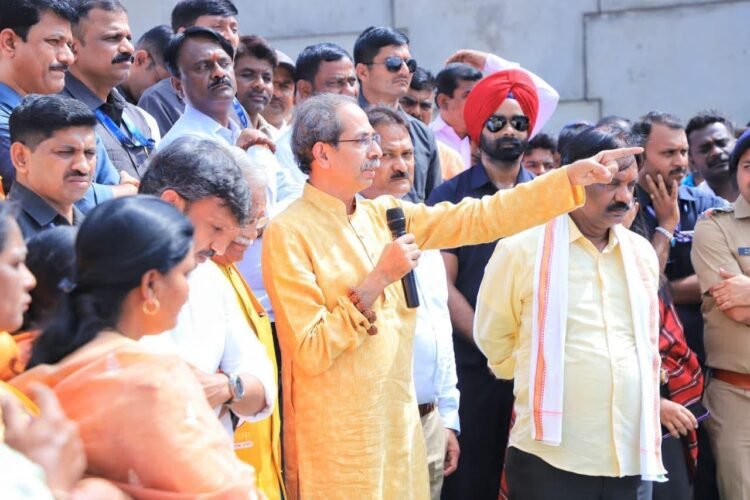 फडणवीसांची ऑडिओ क्लिप ऐकवत उद्धव ठाकरेंचा घणाघात: “सातबारा कोरा कोरा म्हणणारा कुठे गेला रे चोरा?”