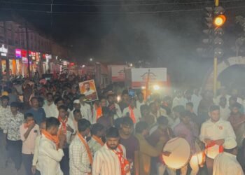 धाराशिव नगर परिषद निवडणूक: शिवसेनेच्या रॅलीला मतदारांचा उत्स्फूर्त प्रतिसाद; सुधीर अण्णा पाटील यांच्या नेतृत्वाखाली प्रचारात मुसंडी