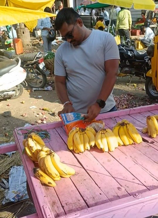 व्हिडीओ व्हायरल: धाराशिवच्या आठवडी बाजारात ‘खाकी’चा लिलाव! केळीच्या गाड्यावर १० हजारांचे ‘तोडपाणी’; ‘झिरो’मार्फत स्वीकारली ‘लक्ष्मी’