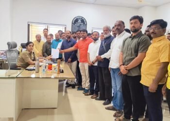  तुळजापूरमध्ये भरदिवसा गुंडांचा धुमाकूळ; कठोर कारवाईसाठी महाविकास आघाडीचे पोलीस अधीक्षकांना साकडे