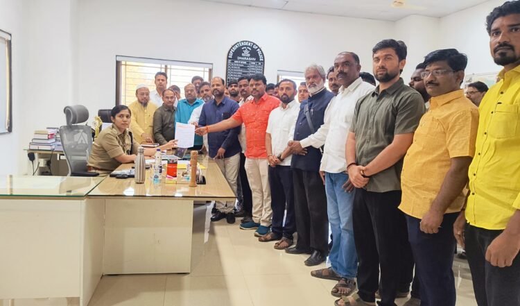  तुळजापूरमध्ये भरदिवसा गुंडांचा धुमाकूळ; कठोर कारवाईसाठी महाविकास आघाडीचे पोलीस अधीक्षकांना साकडे