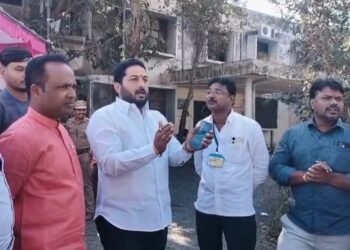  धाराशिवमध्ये ईव्हीएम स्ट्रॉंग रूमबाहेर गोंधळ; दोन्ही शिवसेनेचे कार्यकर्ते आक्रमक