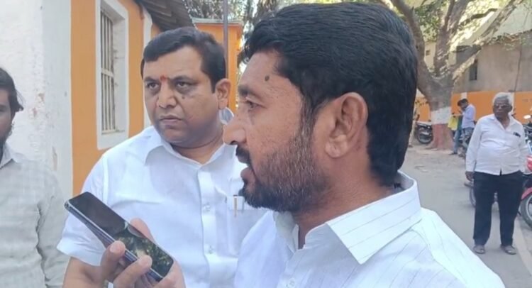 तुळजापुरात तणाव: कुलदीप मगर हल्ला प्रकरण तापले; अर्धवट जबाबामुळे पोलीस ठाण्यात राडा, खासदार ओमराजेंचा हस्तक्षेप