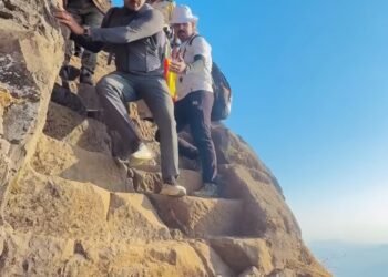  खासदार ओमराजे निंबाळकर यांनी सर केला महाराष्ट्रातील सर्वोच्च ‘साल्हेर’ किल्ला