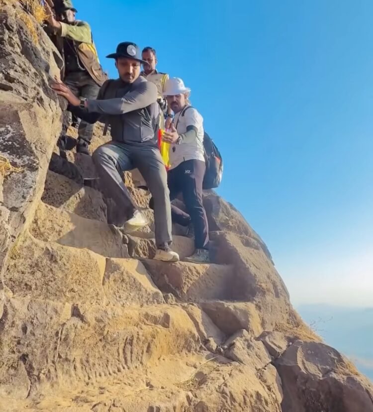  खासदार ओमराजे निंबाळकर यांनी सर केला महाराष्ट्रातील सर्वोच्च ‘साल्हेर’ किल्ला