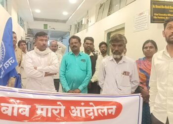 जलजीवन मिशनच्या दीड कोटींच्या भ्रष्टाचाराविरोधात ‘बोंबाबोंब’; धाराशिव जि.प. समोर गावकऱ्यांचा एल्गार