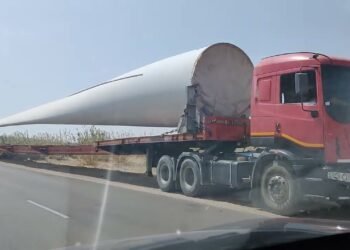 ब्रेकिंग: तेरखेडा रोडवर तणाव! पवनचक्कीच्या कंटेनरने दोघांना चिरडले; “तहसीलदार आल्याशिवाय प्रेत उचलणार नाही”, ग्रामस्थांचा आक्रमक पवित्रा