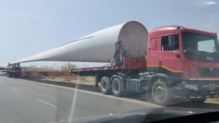 ब्रेकिंग: तेरखेडा रोडवर तणाव! पवनचक्कीच्या कंटेनरने दोघांना चिरडले; “तहसीलदार आल्याशिवाय प्रेत उचलणार नाही”, ग्रामस्थांचा आक्रमक पवित्रा