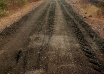 नळदुर्ग-अक्कलकोट रस्त्यावर ४ कोटी खर्च ! आमदारांच्या ‘रील्स’चा झगमगाट, पण रस्त्याची झाली चाळण; अपघातांचे सत्र सुरूच!