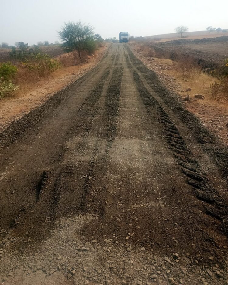 नळदुर्ग-अक्कलकोट रस्त्यावर ४ कोटी खर्च ! आमदारांच्या ‘रील्स’चा झगमगाट, पण रस्त्याची झाली चाळण; अपघातांचे सत्र सुरूच!