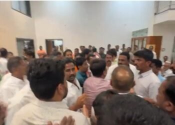 धाराशिव जिल्हा परिषद निवडणुकीत मोठा राडा; शिंदे गटाच्या तिकीट वाटपावरून शिवसैनिक आक्रमक, पालकमंत्र्यांना घेराव!