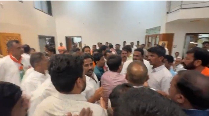 धाराशिव जिल्हा परिषद निवडणुकीत मोठा राडा; शिंदे गटाच्या तिकीट वाटपावरून शिवसैनिक आक्रमक, पालकमंत्र्यांना घेराव!