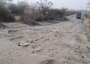“डांबरीकरणाचा मुलामा !” नळदुर्ग – अक्कलकोट रस्त्यात ४ कोटींचा ‘गोलमाल’; आमदारांच्या आशीर्वादाने कंत्राटदाराची मनमानी!